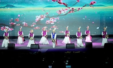 多國藝術(shù)團(tuán)隊共譜青春樂章，舞臺藝術(shù)造型點亮新都之夜——記“成都國際友城青年音樂會”